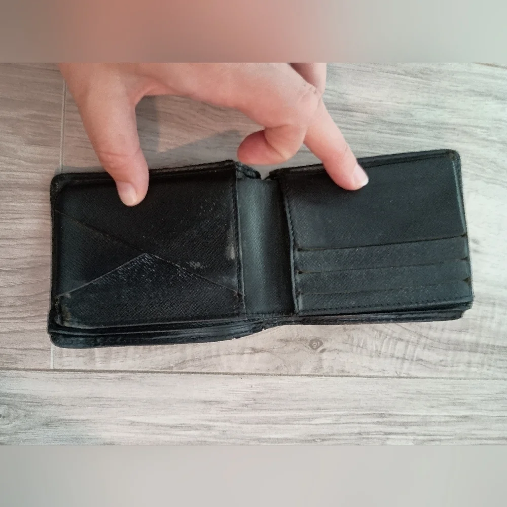Authentic LOUIS VUITTON EPI LEATHER MENS BIFOLD WALLET BLACK